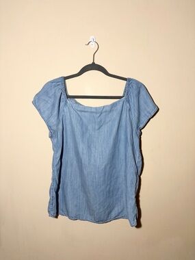 Banana Republic Light Blue Women’s Denim Medium Chambray Peasant Top